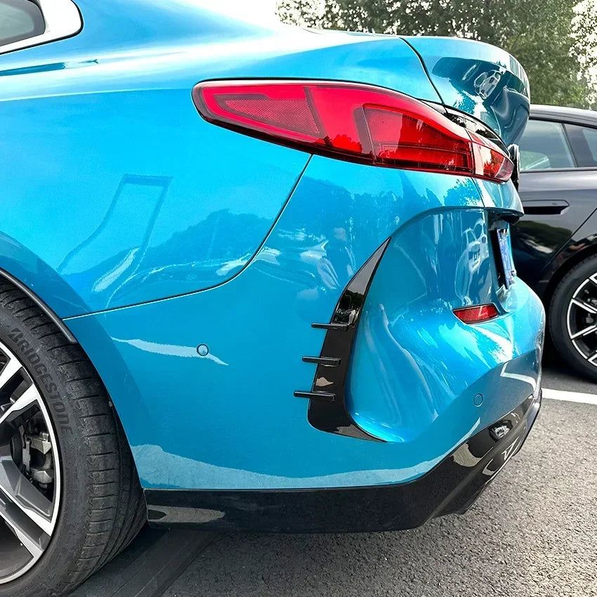 Sublimez l'apparence de votre BMW Série 2 Gran Coupé F44 avec ces ailes de pare-choc arrière spécialement conçues pour apporter une touche de sportivité et d'élégance à votre véhicule. Ces ailes s'intègrent parfaitement à la ligne arrière de votre BMW, renforçant son allure dynamique tout en améliorant son profil aérodynamique.
Fabriquées à partir de matériaux robustes, ces ailes de pare-choc arrière sont conçues pour résister aux conditions de conduite les plus exigeantes. Elles s'installent facilement et