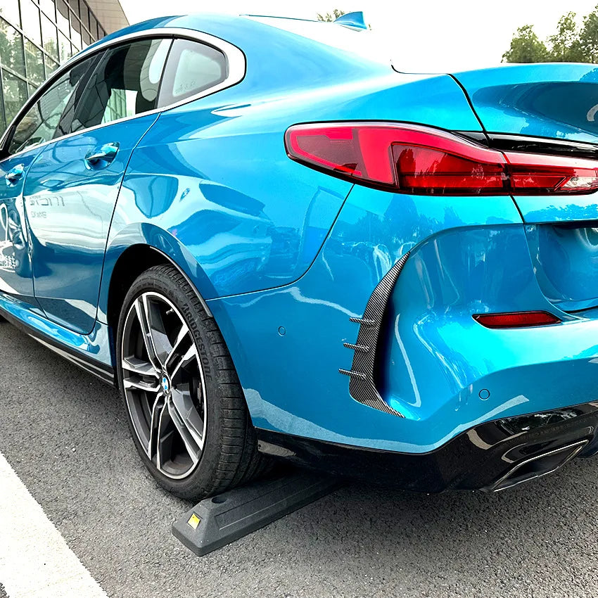 Sublimez l'apparence de votre BMW Série 2 Gran Coupé F44 avec ces ailes de pare-choc arrière spécialement conçues pour apporter une touche de sportivité et d'élégance à votre véhicule. Ces ailes s'intègrent parfaitement à la ligne arrière de votre BMW, renforçant son allure dynamique tout en améliorant son profil aérodynamique.
Fabriquées à partir de matériaux robustes, ces ailes de pare-choc arrière sont conçues pour résister aux conditions de conduite les plus exigeantes. Elles s'installent facilement et